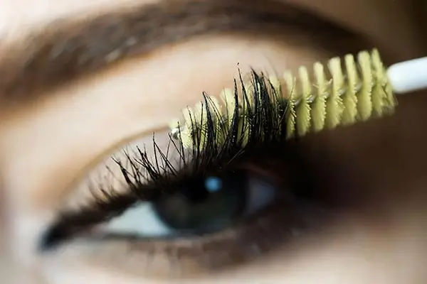 عکس مربوط به آموزش ریمل زدن با کیفیت بدون بکگراند اموزش ریمل زدن : تداوم در حرکت دادن صحیح برس ریمل