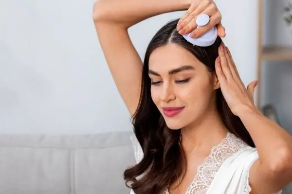 ماساژ پوست سر برای مراقبت از مو