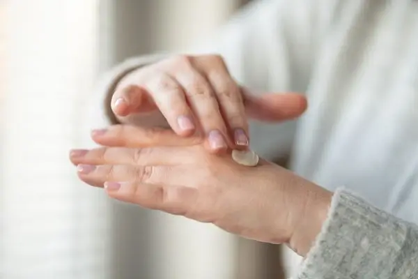 محافظت از پوست دست در برابر عوامل آسیب‌ رسان