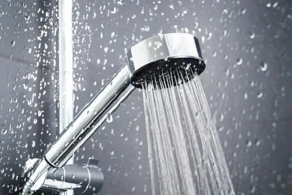 دوش گرفتن با آب ولرم یکی از گزینه برای مراقبت از پوست