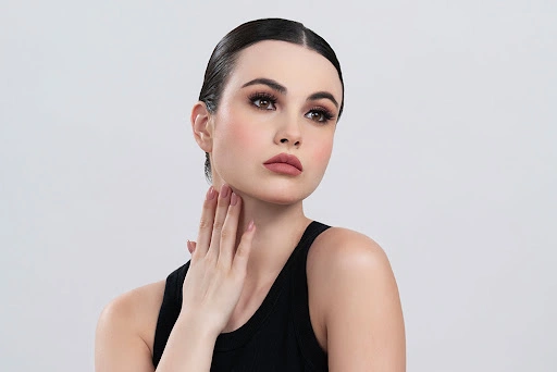 لب خوش فرم رژ لب قرمز زده