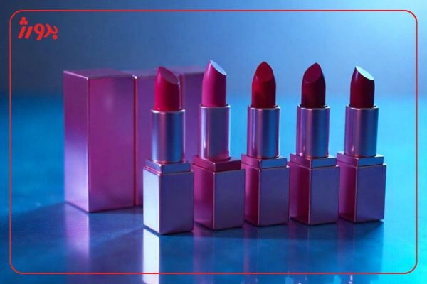 عکس مربوط به رنگ رژلب با کیفیت بدون بکگراند تصویر نمایشی از رژ لب و جلوه رنگ آن در فضای تیره