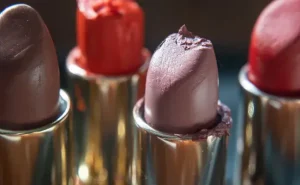 رژ لب خراشیده شده که درب آن به خوبی بسته نشده