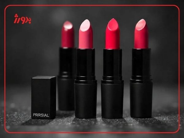 4 عدد رژ لب مشکی در بکگراند مشکی