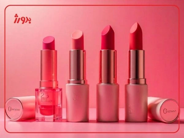 4 عدد رژ لب ایرانی ایستاده روی میز به ترتیب قد