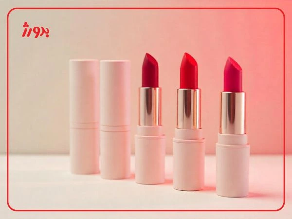 رژ لب در فضایی با رنگ صورتی خنثی