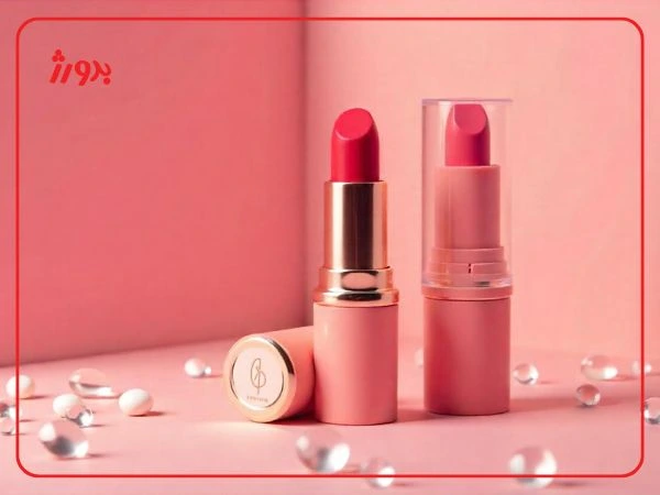 رژ لب ایرانی ایستاده بسته در کنار رژ لب ایستاده خارجی با در باز