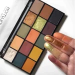 تست رنگ و مات و براق بودن پالت سایه رولوشن مدل Reloaded Divsion حجم 10 گرم