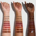 تست رنگ لیپ گلاس آبرسان شیگلم Berry Smoothing روی دست حجم 7 میلی لیتر